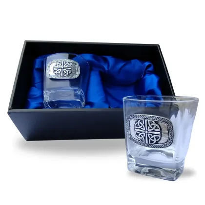 Zdjęcie Zestaw kryształowych szklanek do whisky z emblematem z cyny zdobionym węzłem trójcy