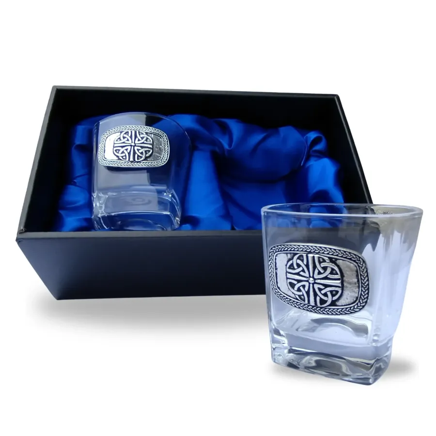 obrazek 1 Zestaw kryształowych szklanek do whisky z emblematem z cyny zdobionym węzłem trójcy