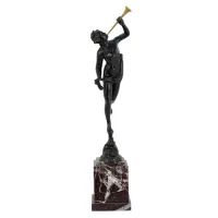 Zdjęcie Alegoryczna statua kobiety z patynowanego mosiądzu stojąca na marmurze