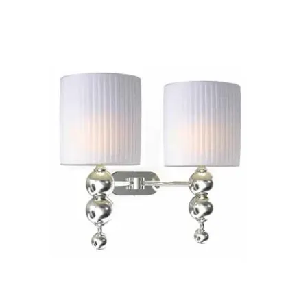 Zdjęcie Klasyczna lampa na ścianę z dekoracyjnym motywem