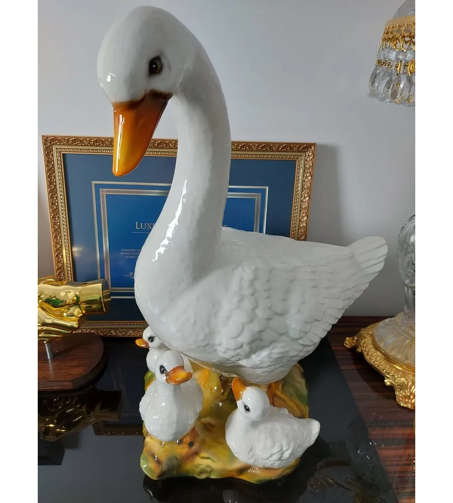obrazek 1 Ceramiczna figura gęsi z pisklętami