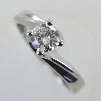 Zdjęcie Włoski złoty pierścionek Solitaire z półkaratowym diamentem z kolekcji Marilyn