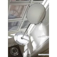 Zdjęcie Lustro podłogowe z powiększeniem (2×) z mosiądzu krome z białym drewnianym stołem - Il Paralume Marina