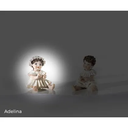 Zdjęcie Porcelanowe niemowlę siedzące na ziemi -  Sibania