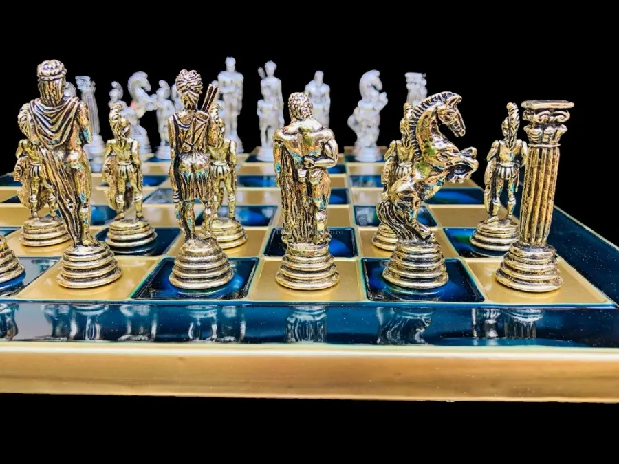 obrazek 1 Stylowy zestaw szachowy z motywem greckim idealny na prezent - The Chess Empire