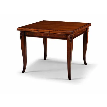 Zdjęcie Stylowy antyczny stół w kolorze naturalnego drewna