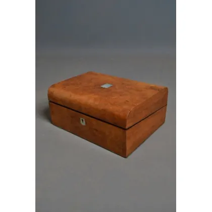 Zdjęcie Wiktoriańskie pudełko z nachyleniem do pisania z orzecha w oryginalnym stanie z nową, zieloną skórą do pisania - antyk