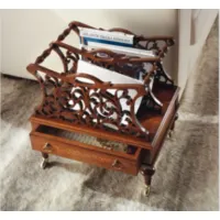 Zdjęcie Elegancki stojak na czasopisma wykonany z orzecha włoskiego