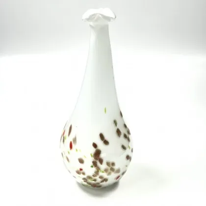 Zdjęcie Piękny delikatny wazon w białe kropki - jako prezent na różne okazje