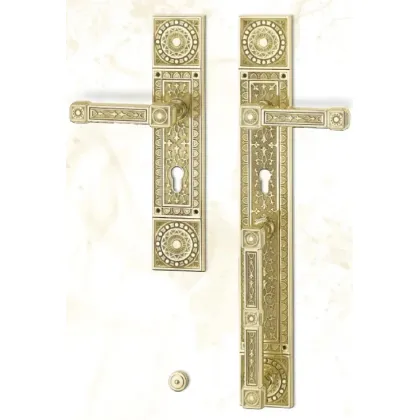 Zdjęcie Klamka do drzwi wejściowych głównych osadzona na dużej płytce – Il Paralume Marina