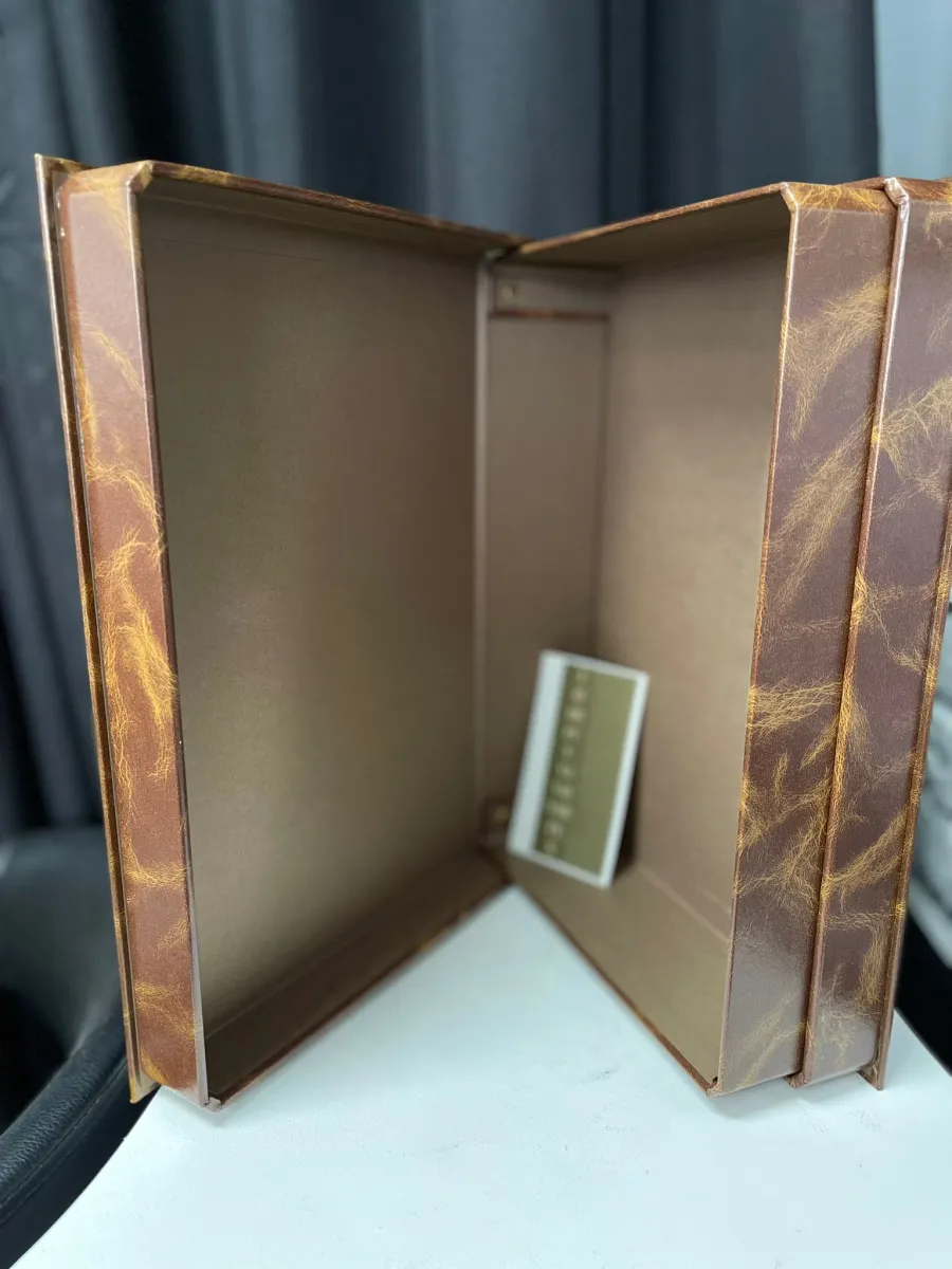 obrazek 3 Stylowe pudełko na dokumenty w kształcie książki - El Casco