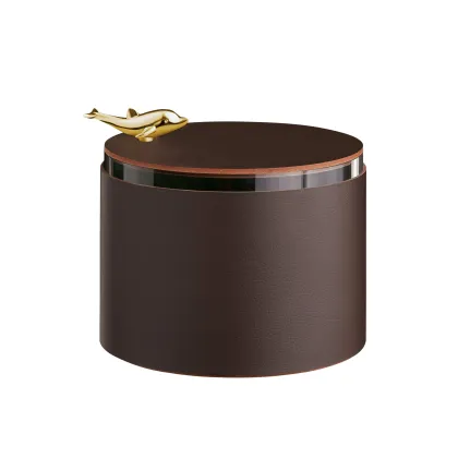 Zdjęcie Skórzane pudełko Ø15xH10 cm w kolorze czekoladowym ozdobione stylowym delfinem