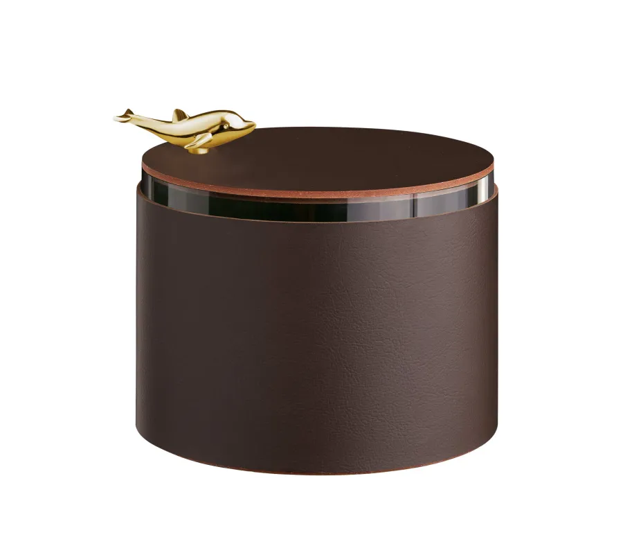 obrazek 1 Skórzane pudełko Ø15xH10 cm w kolorze czekoladowym ozdobione stylowym delfinem