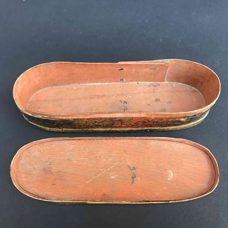 obrazek 6 Pudełko owalne z czerwono-srebrnymi zdobieniami, Włochy, 1700r.