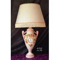 Zdjęcie Ekskluzywna lampa dekoracyjna z zegarem i kwiatowymi zdobieniami
