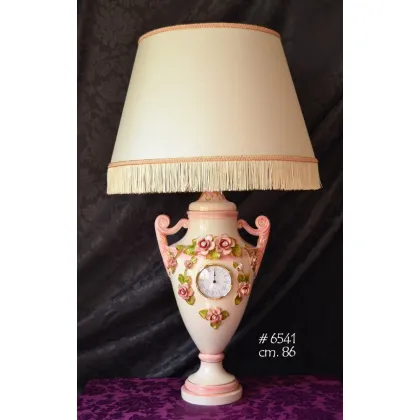 Zdjęcie Ekskluzywna lampa dekoracyjna z zegarem i kwiatowymi zdobieniami