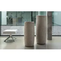 Picture An unusual clay flower pot for the terrace - Atelier Vierkant