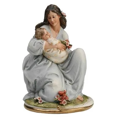 Zdjęcie Porcelanowa figurka matki trzymającej dziecko w ramionach