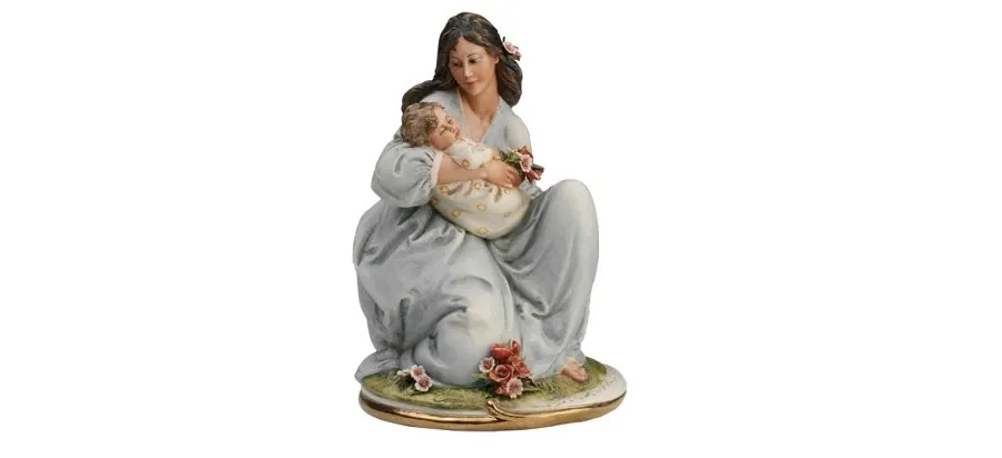 obrazek 1 Porcelanowa figurka matki trzymającej dziecko w ramionach
