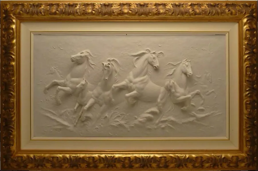 obrazek 1 Konie w galopie ukazane na obrazie z porcelany