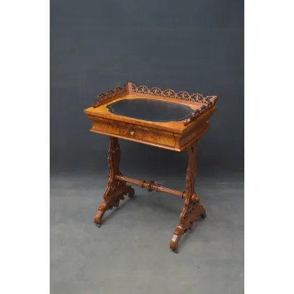 Zdjęcie Niezwykły XIX-wieczny stolik do pisania/ do gier z orzecha włoskiego- antyk