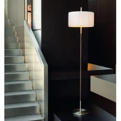 Zdjęcie Cudowna hiszpańska lampa stojąca do domu