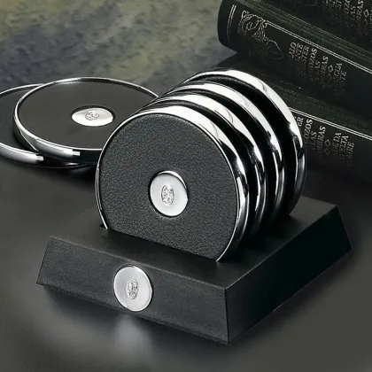 Zdjęcie Zestaw czarnych podkładek pod szklanki do whisky z chromowanymi akcentami