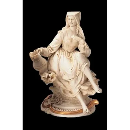 Zdjęcie Kobieta z dzbankiem - figurka z porcelany