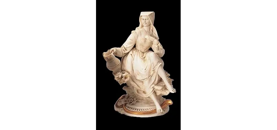 obrazek 1 Kobieta z dzbankiem - figurka z porcelany