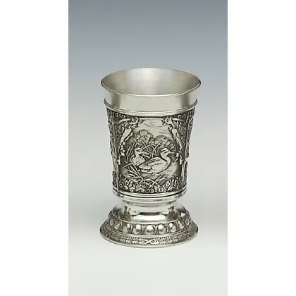 Zdjęcie Cynowy kubek z przedstawieniem irlandzkiej fauny – kaczek