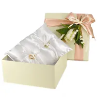 Zdjęcie Satynowa poduszka na obrączki w prezentowym pudełku ślubnym