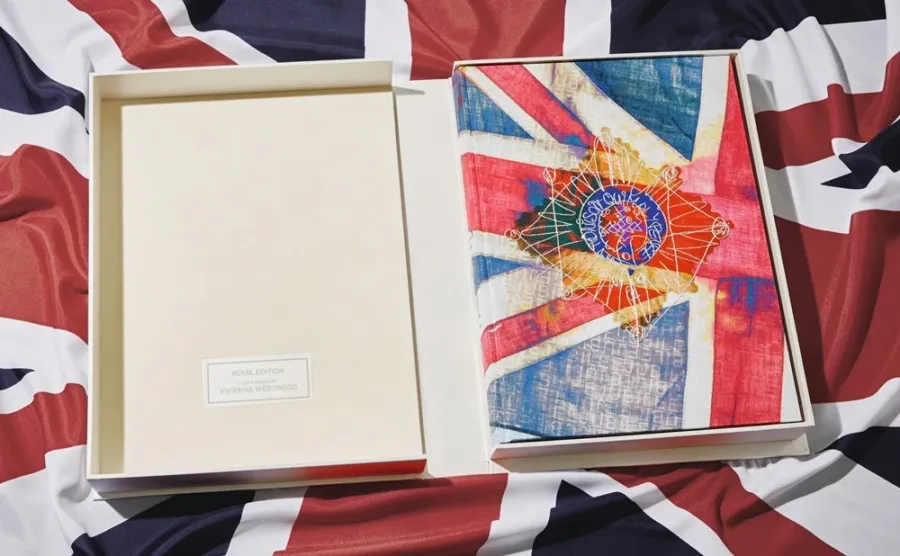 obrazek 2 Książka Her Majesty, Vivienne Westwood Edition No. 1–500, Harry Benson ‘Royal Greeting’ - Taschen