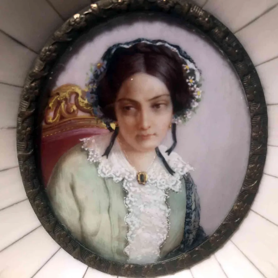 obrazek 4 Owalna miniatura z małą ramką z brązu w szerszej prostokątnej ramie fornirowanej kością słoniową