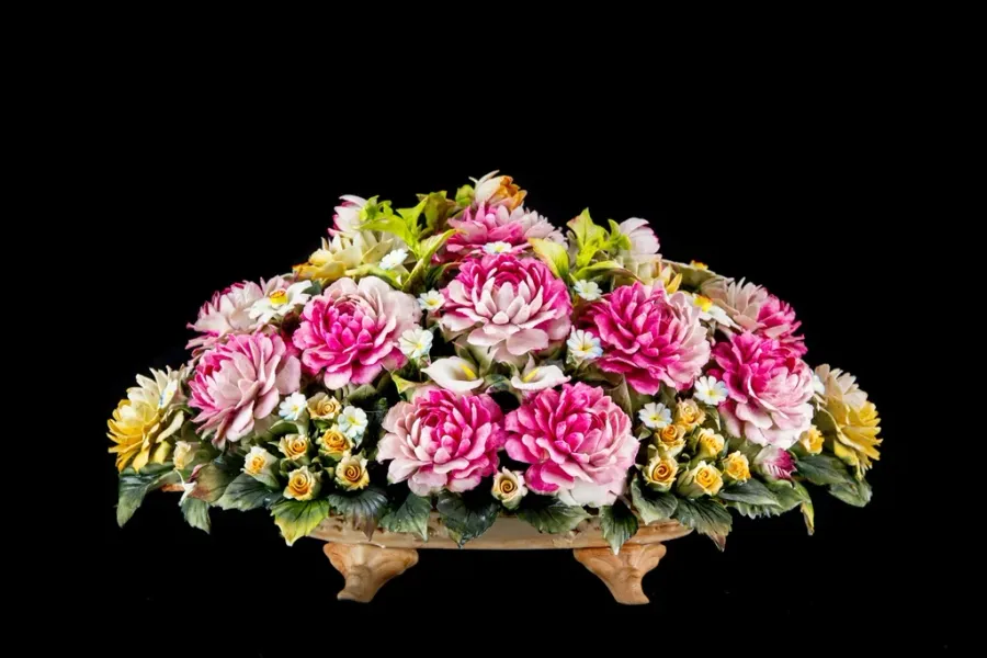 obrazek 1 Urokliwa porcelanowa ozdoba z kwiatami