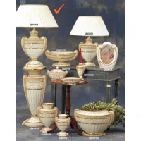 Zdjęcie Beżowa zdobiona złotem ceramiczna lampa do wnętrz