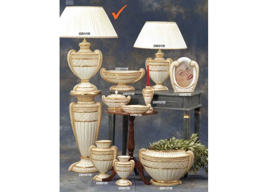 obrazek 1 Beżowa zdobiona złotem ceramiczna lampa do wnętrz