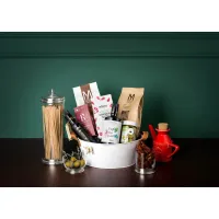 Picture Gift basket with delicatessen