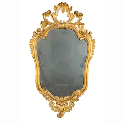 Zdjęcie Antyczne złote lustro z rzeźbionego drewna ze zwojami i motywami z XVIII wieku