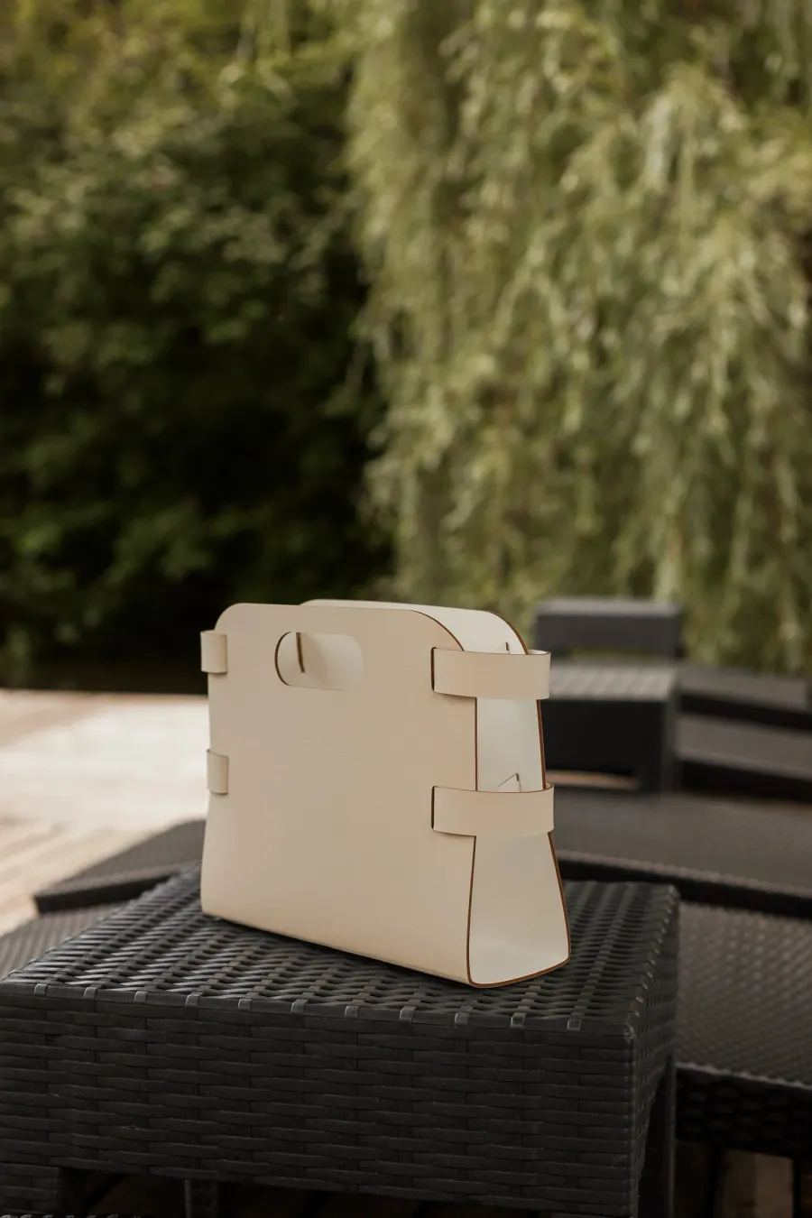 obrazek 3 Skórzany gazetnik 16x36xH25 cm w kolorze waniliowym