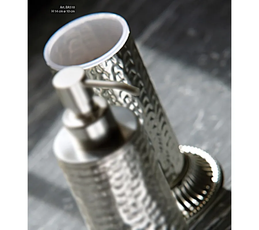 obrazek 1 Pojemnik na szczoteczki z młotkowanego mosiądzu z pokrywką z PCV - Il Paralume Marina