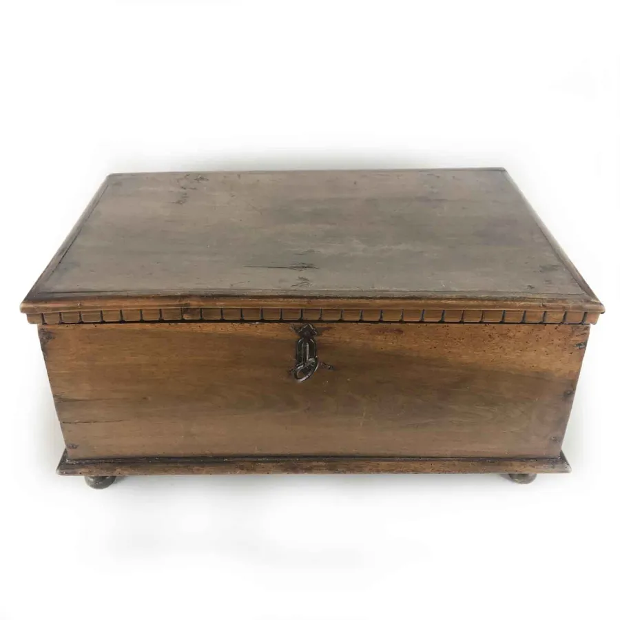 obrazek 3 Pudełko z orzecha włoskiego z nóżkami z końca XVIII wieku