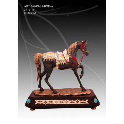 Zdjęcie Piękna figura czarnego konia królewskiego