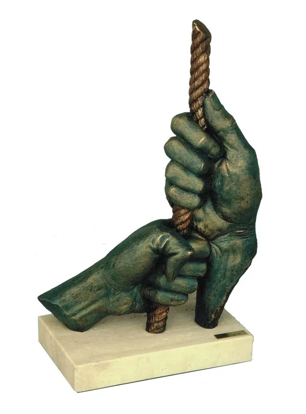 Picture Niepowtarzalna statuetka - ręce zaciśnięte na linie