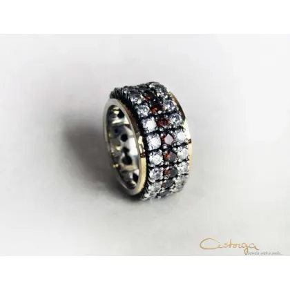 Zdjęcie Luksusowa obrączka wysadzana kamieniami