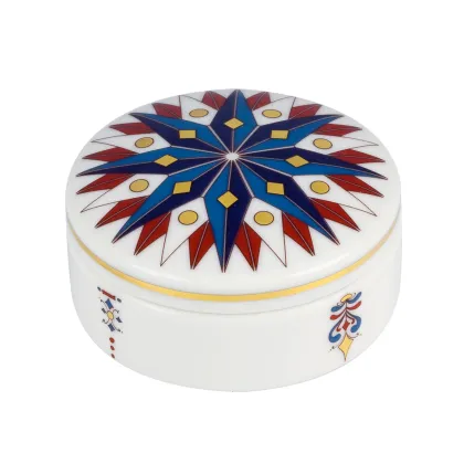 Zdjęcie Małe okrągłe pudełko wykonane z porcelany z kolekcji Róża Wiatrów - Vista Alegre