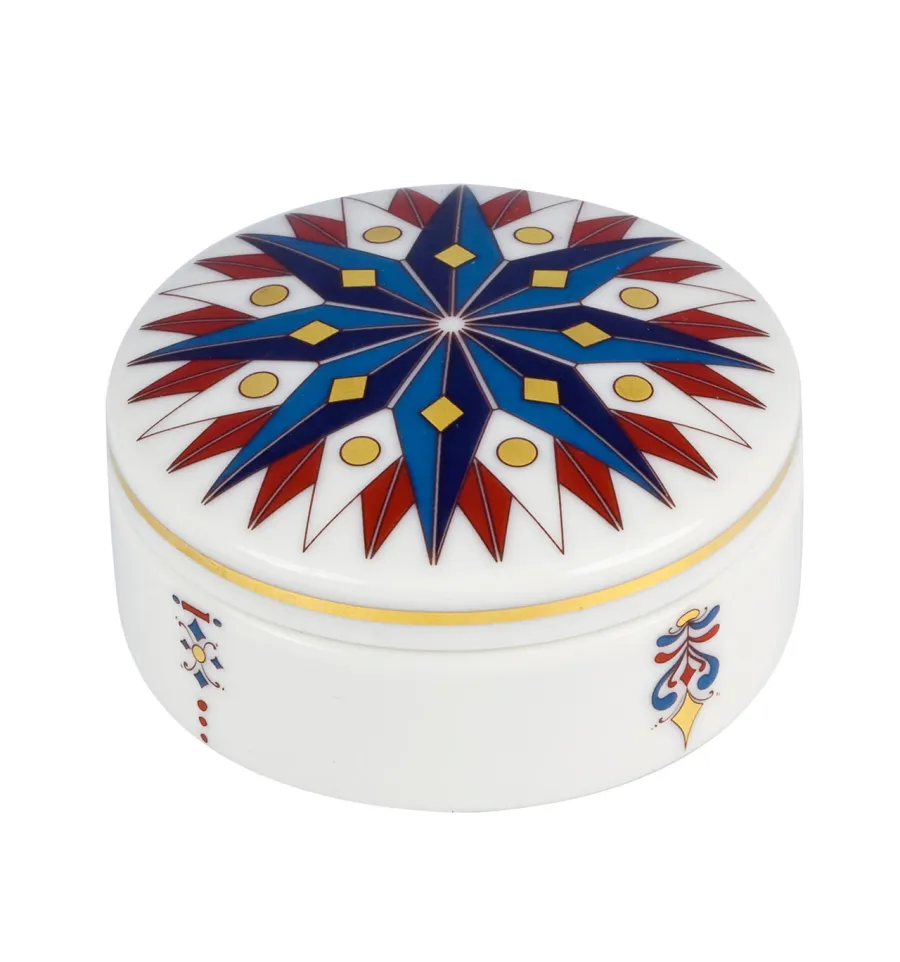 obrazek 1 Małe okrągłe pudełko wykonane z porcelany z kolekcji Róża Wiatrów - Vista Alegre