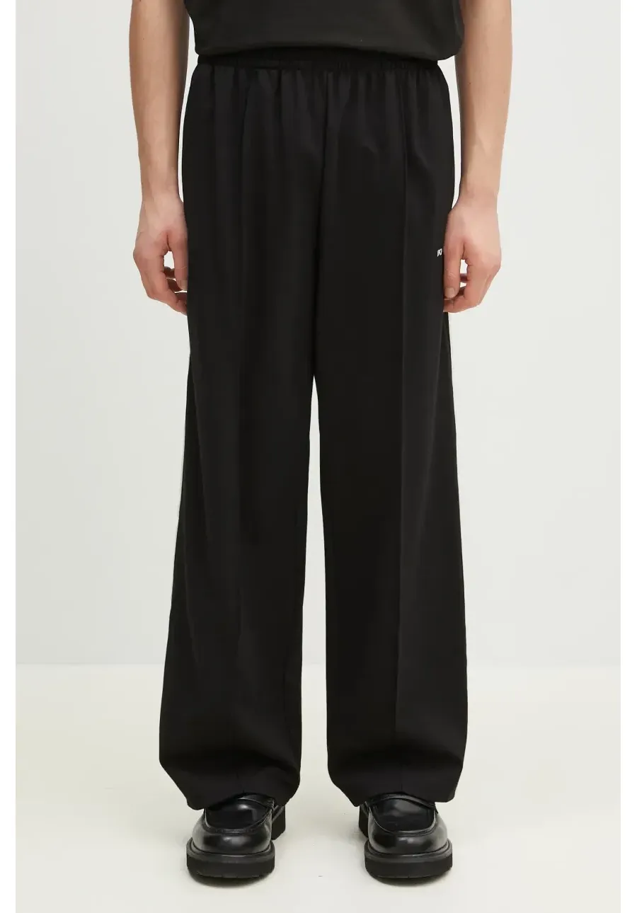 obrazek 1 MKI MIYUKI ZOKU spodnie dresowe Wide Fit Poly Track Pants męskie kolor czarny z aplikacją WIDE.FIT.POLY.TRACK.PAN