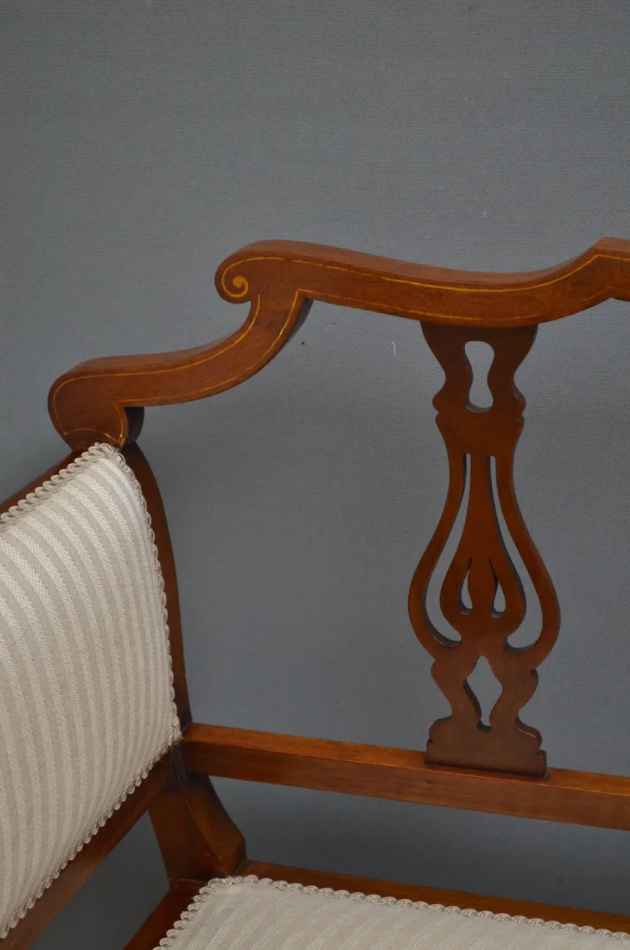obrazek 4 Edwardianska sofa w mahoniowym kształcie, z wyprofilowanym relingiem - antyk