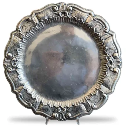 Zdjęcie Tłoczony i rzeźbiony posrebrzany talerz z początku XX wieku