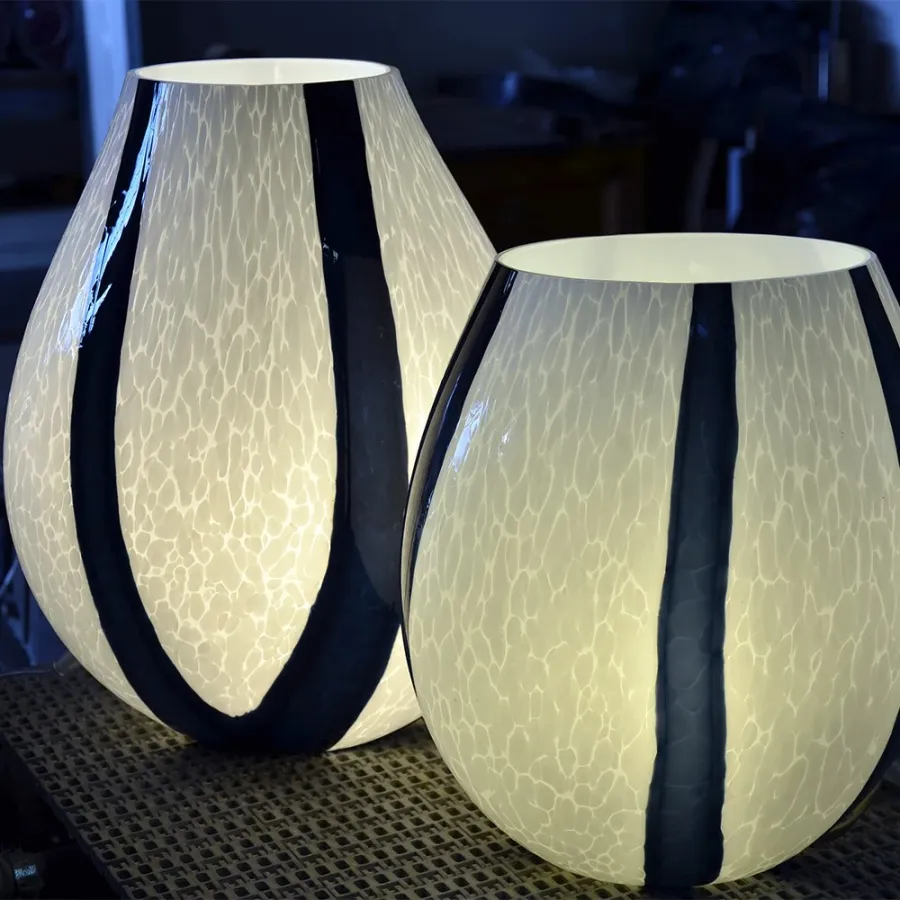 obrazek 3 Wyjątkowa szklana lampa w czarne pionowe pasy